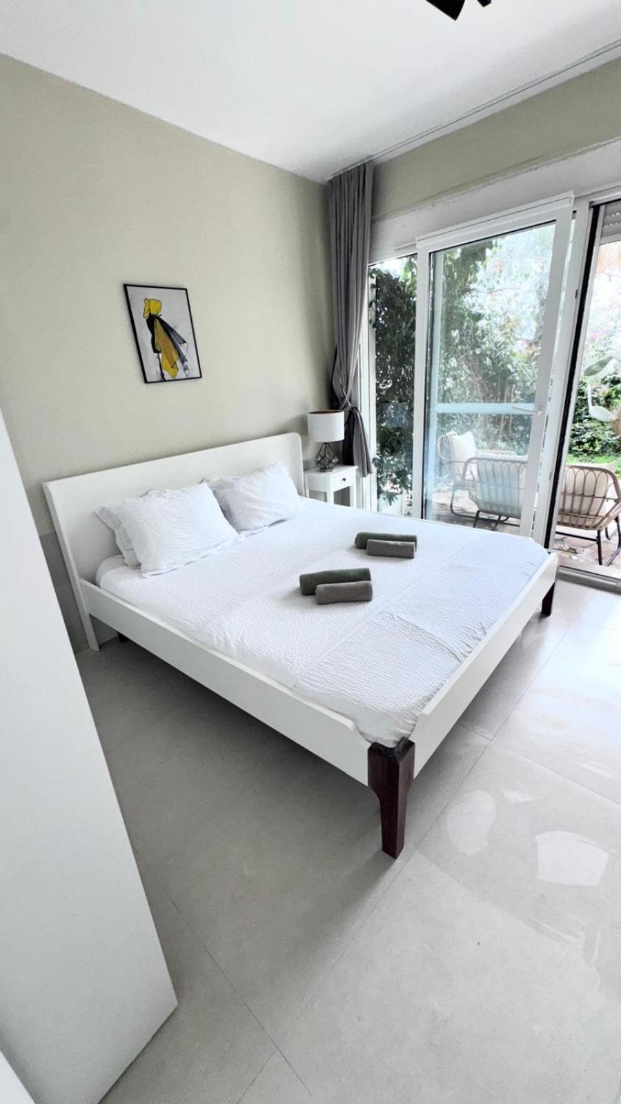 Newly Renovated Olive Apartment *