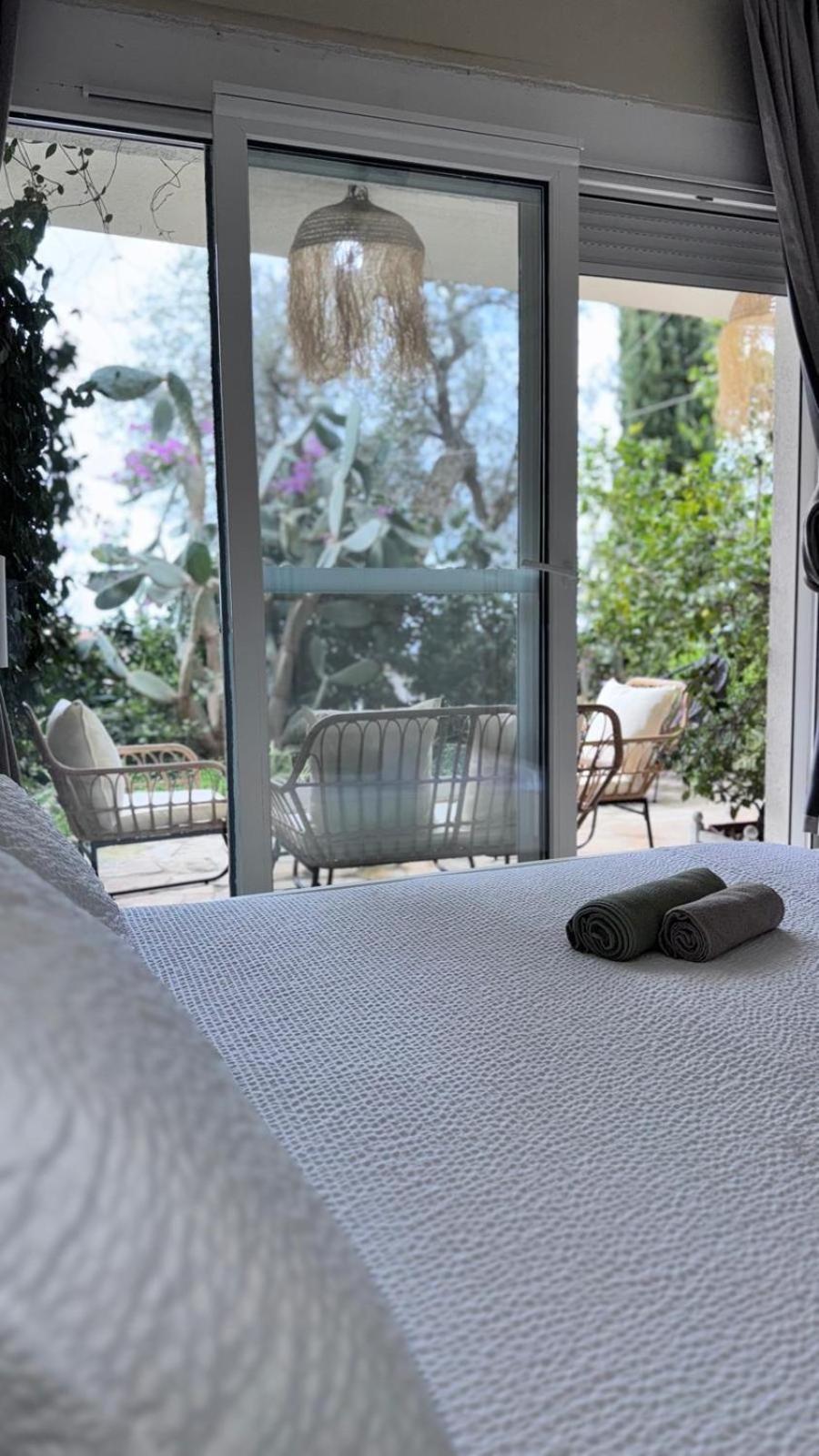 Newly Renovated Olive Apartment *