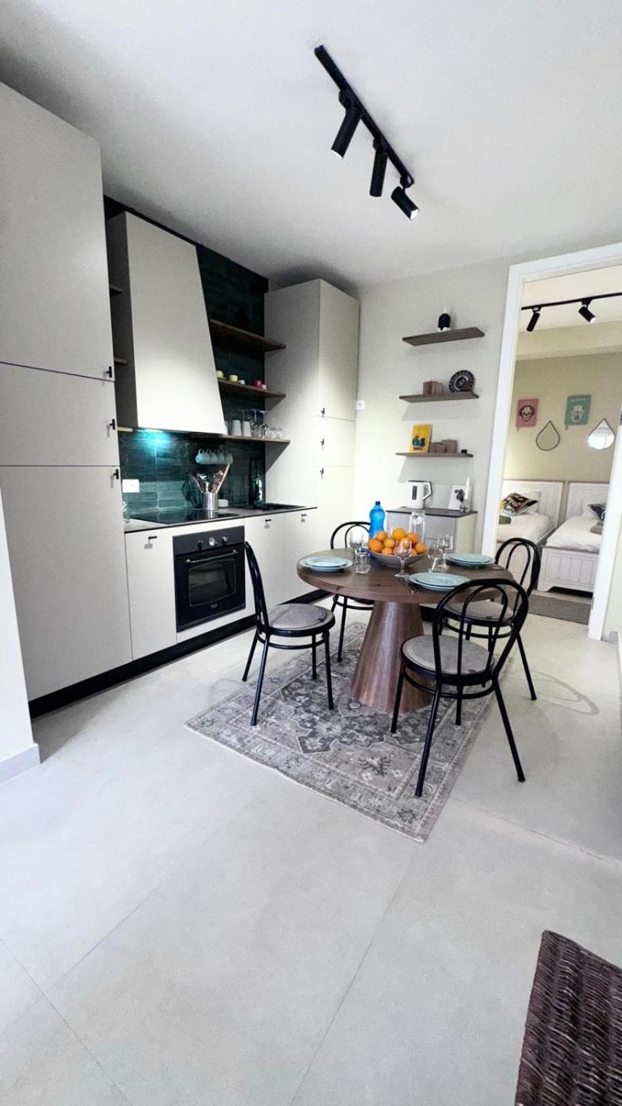 Newly Renovated Olive Apartment *